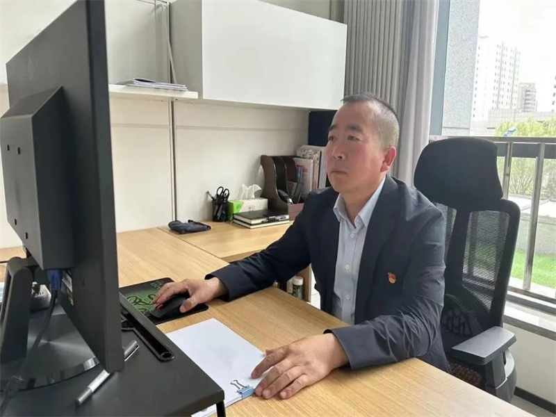 171684313738552659.jpg 張宏超:滿懷赤誠(chéng) 譜寫奉獻(xiàn)(1).jpg