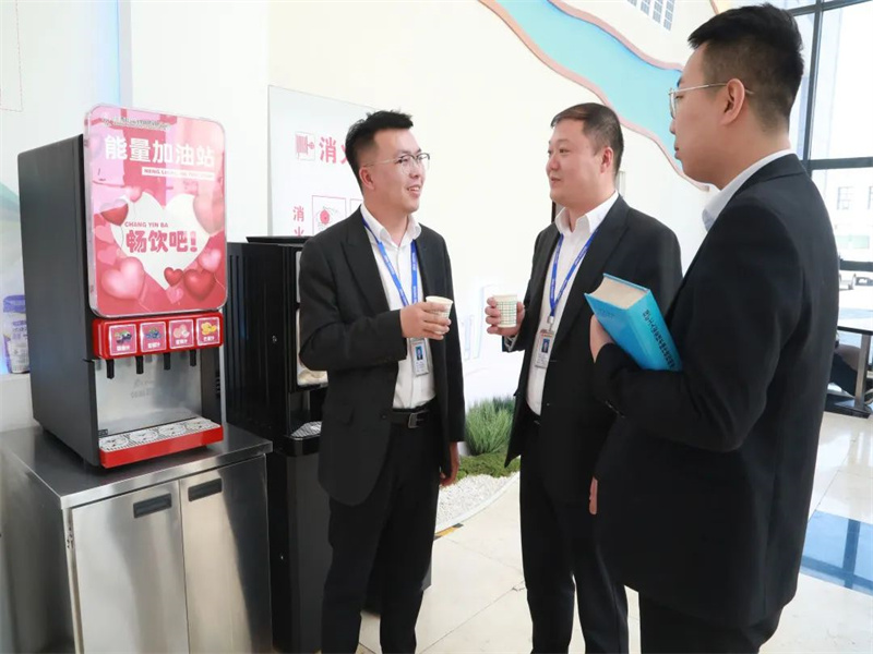 121686535644484472.jpg 激活高質(zhì)量發(fā)展的“一池春水” ——中能煤田公司開展“三問三聽”千人懇談?wù){(diào)研活動側(cè)記(3).jpg