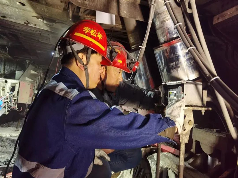 151686829297665667.jpg 涌鑫公司:“四輪驅(qū)動(dòng)”安全揚(yáng)帆 筑牢發(fā)展硬支撐(2).jpg