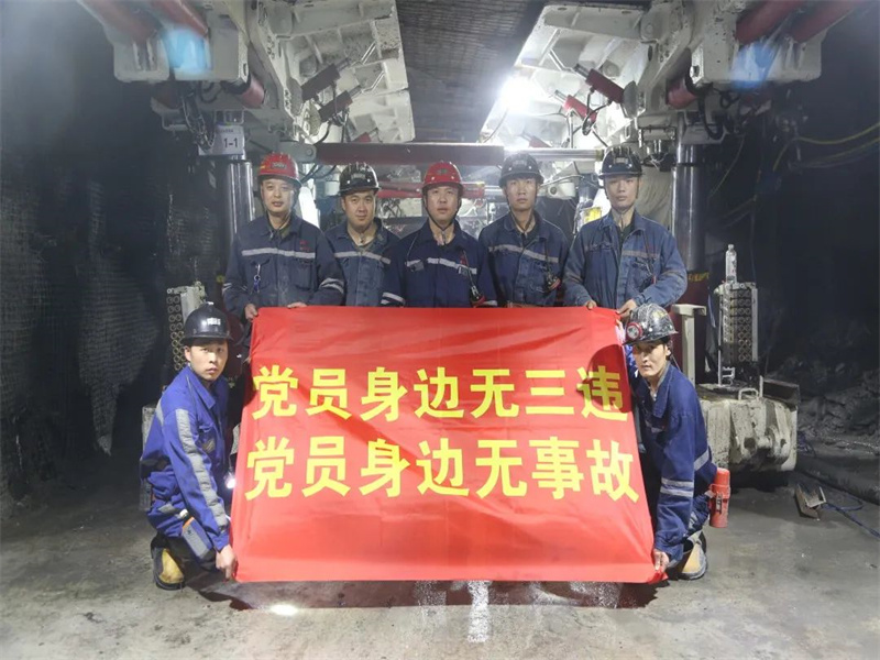 151686829496647664.jpg 中能袁大灘煤礦:班組青春彩繪板 畫出五彩斑斕的“黑”.jpg