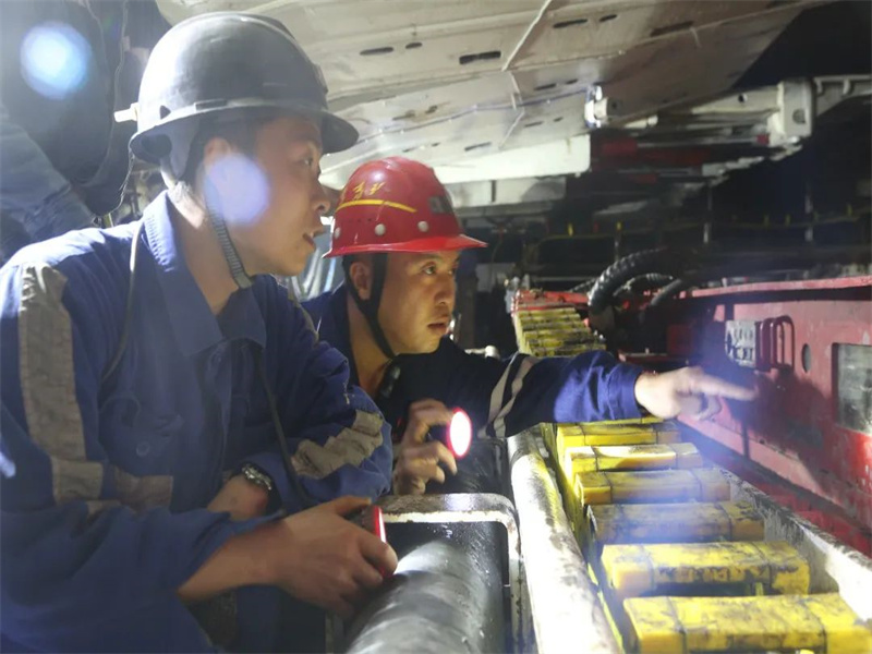 151686829513776781.jpg 中能袁大灘煤礦:班組青春彩繪板 畫出五彩斑斕的“黑”(2).jpg