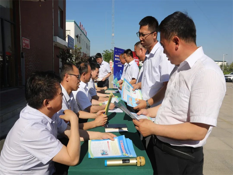 161686924697508636.jpg 公司所屬各單位舉辦安全生產(chǎn)宣傳咨詢?nèi)栈顒?jpg