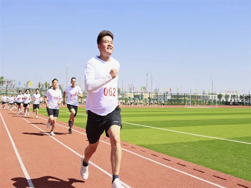 161686925003778543.jpg 選煤分公司舉辦“向未來(lái)·奔跑吧”職工田徑比賽(5).jpg