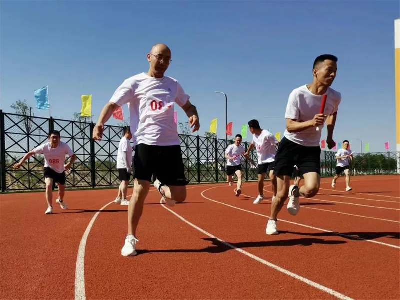 161686925023346691.jpg 選煤分公司舉辦“向未來(lái)·奔跑吧”職工田徑比賽(6).jpg