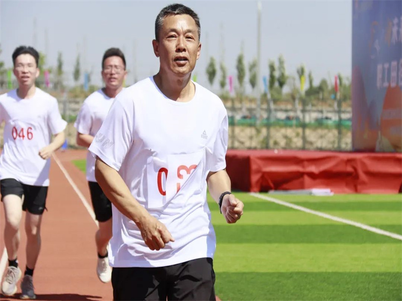 161686925035522139.jpg 選煤分公司舉辦“向未來(lái)·奔跑吧”職工田徑比賽(7).jpg