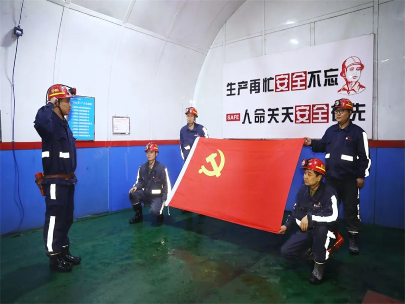 051688547557545113.jpg “兩優(yōu)一先”事跡丨涌鑫公司:黨旗引領 風勁揚帆.jpg