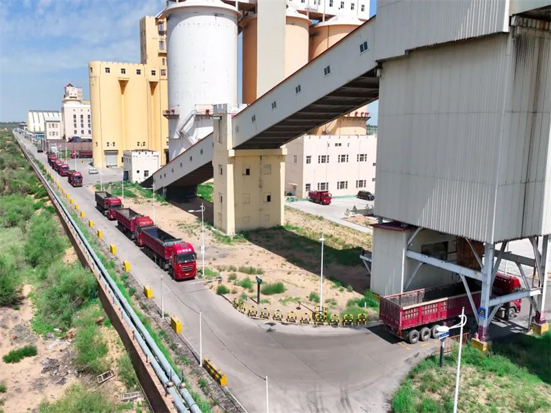 051688548225354639.jpg 智慧榆北丨中能公司:你沒(méi)喝完一杯水 我已裝滿一車煤(3).jpg