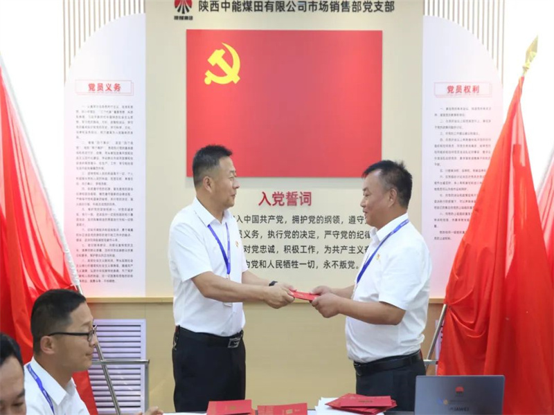 071688693406211248.jpg “兩優(yōu)一先”事跡丨中能公司市場銷售部黨支部:讓運銷紅閃耀礦區(qū).jpg